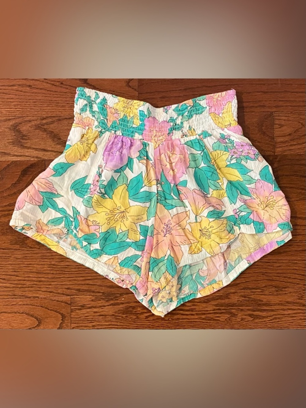 Billabong Floral Shorts Sz M White w/Floral Pattern Smocked High Waist Crinkle